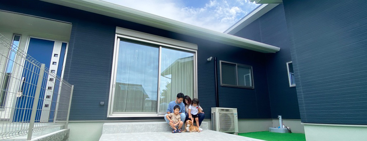 落ち着いたブルーのおしゃれな平屋住宅