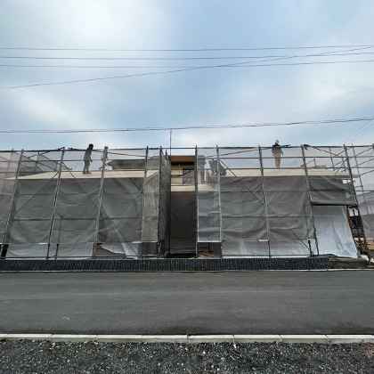 大工さんをはじめとした業者の方たちと協力し、スタッフ一同より気を引き締めて施工を続けてまいります。