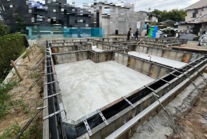 熊本県宇城市U様邸、基礎立ち上がり型枠設置と脱枠の様子です。